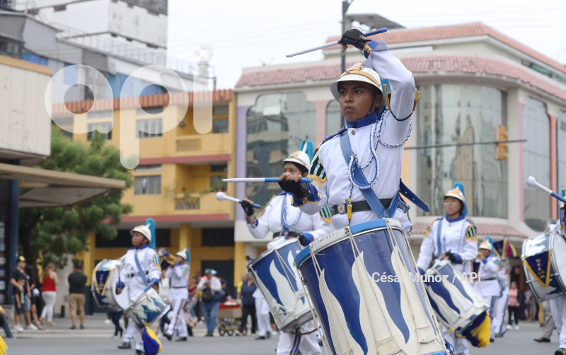 GYE-DESFILE ESTUDIANTIL