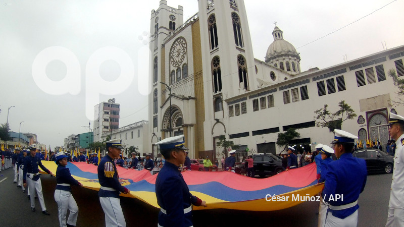 GYE-DESFILE ESTUDIANTIL