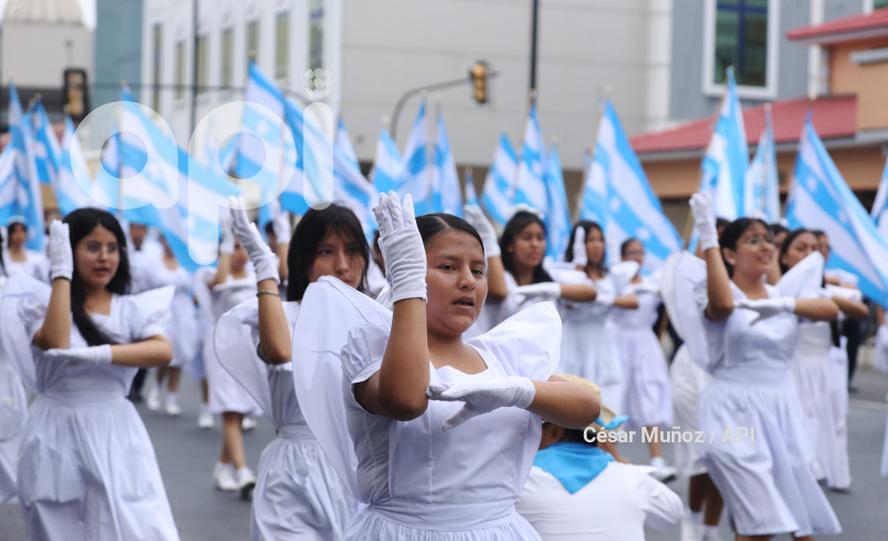 GYE-DESFILE ESTUDIANTIL