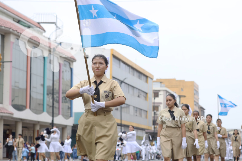 GYE-DESFILE ESTUDIANTIL