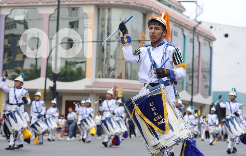 GYE-DESFILE ESTUDIANTIL