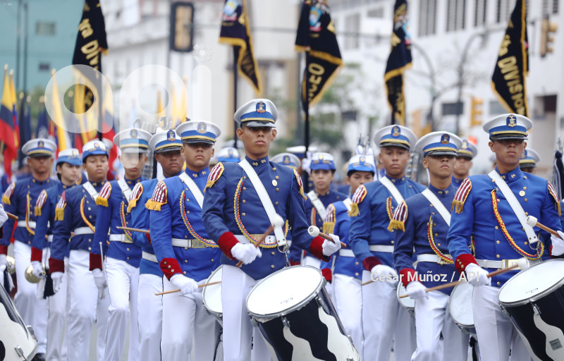 GYE-DESFILE ESTUDIANTIL