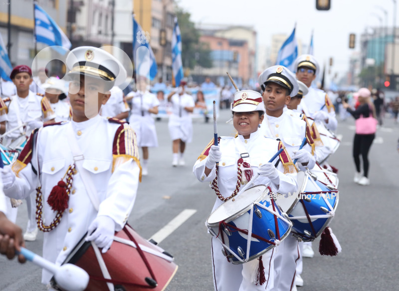GYE-DESFILE ESTUDIANTIL