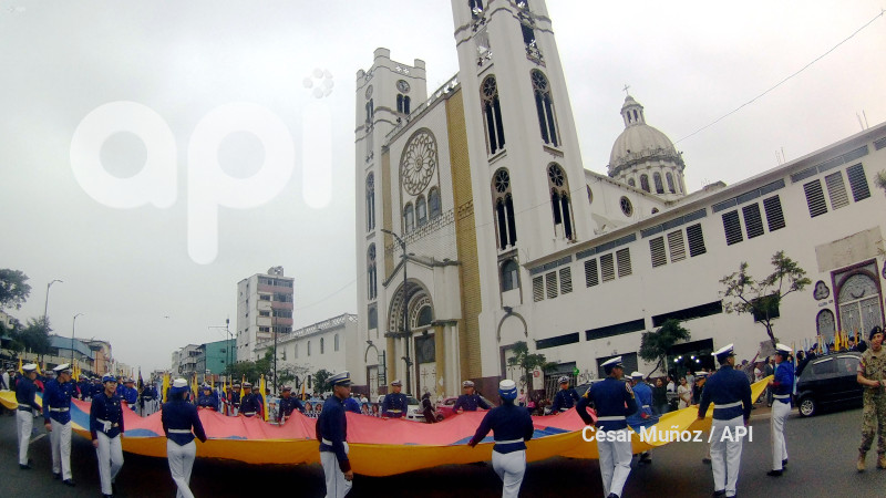 GYE-DESFILE ESTUDIANTIL