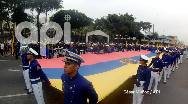GYE-DESFILE ESTUDIANTIL