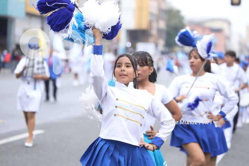 GYE-DESFILE ESTUDIANTIL