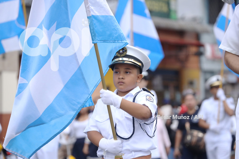GYE-DESFILE ESTUDIANTIL