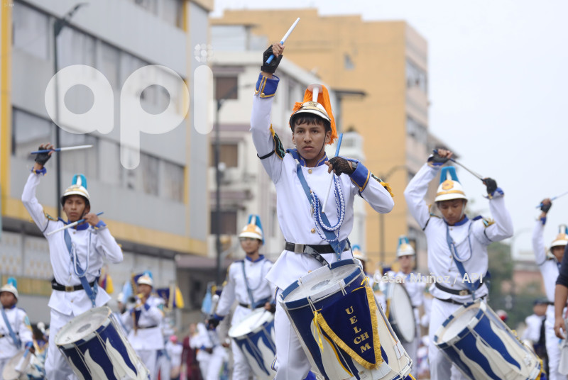 GYE-DESFILE ESTUDIANTIL