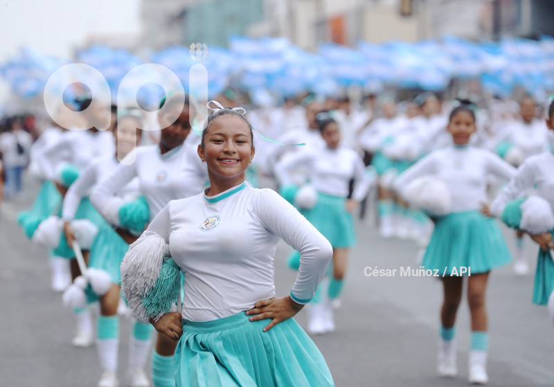 GYE-DESFILE ESTUDIANTIL