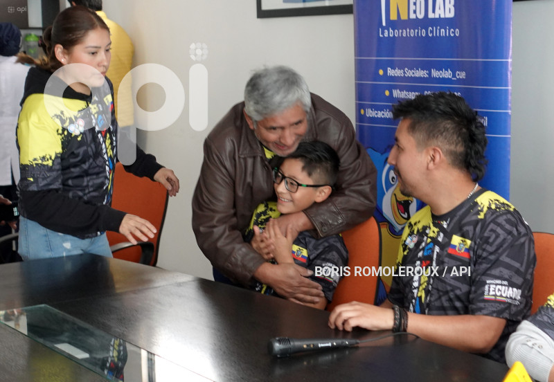 CUENCA-FAMILIA DANIEL PINTADO-CAMPEON OLIMPICO