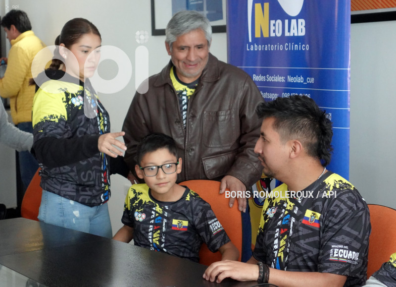 CUENCA-FAMILIA DANIEL PINTADO-CAMPEON OLIMPICO