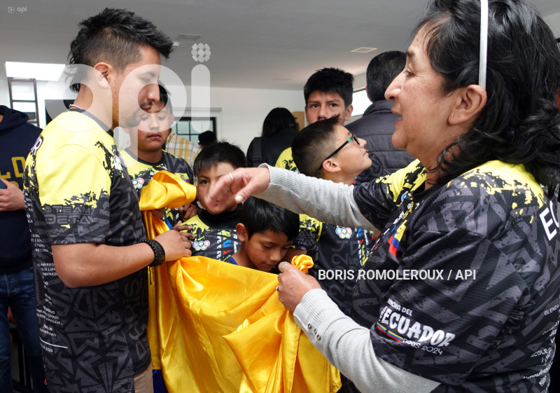 CUENCA-FAMILIA DANIEL PINTADO-CAMPEON OLIMPICO