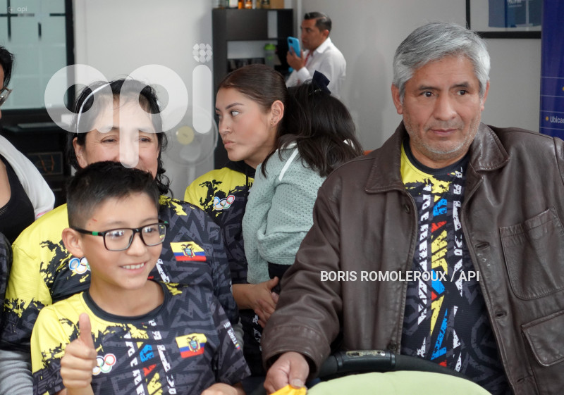 CUENCA-FAMILIA DANIEL PINTADO-CAMPEON OLIMPICO