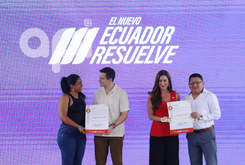 GYE-NOBOA ENTREGA CHEQUE IEPS