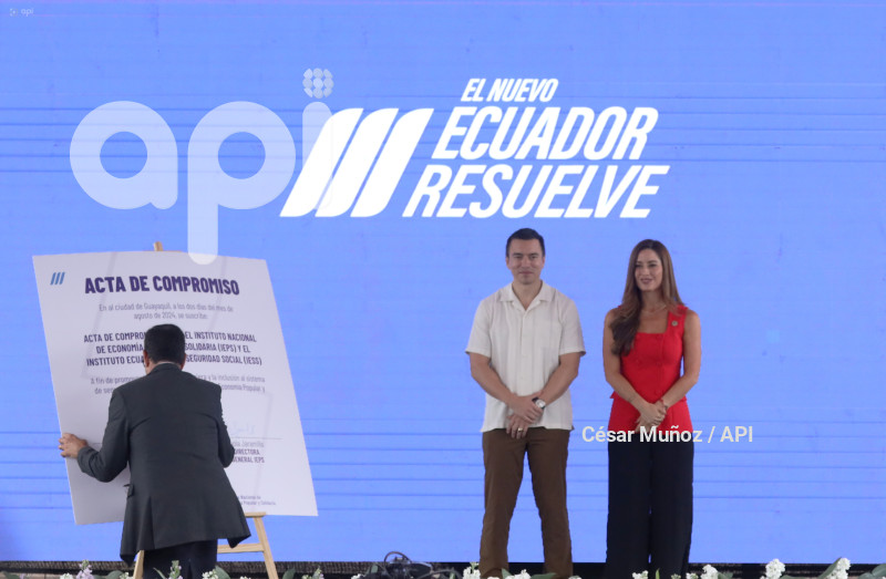 GYE-NOBOA ENTREGA CHEQUE IEPS