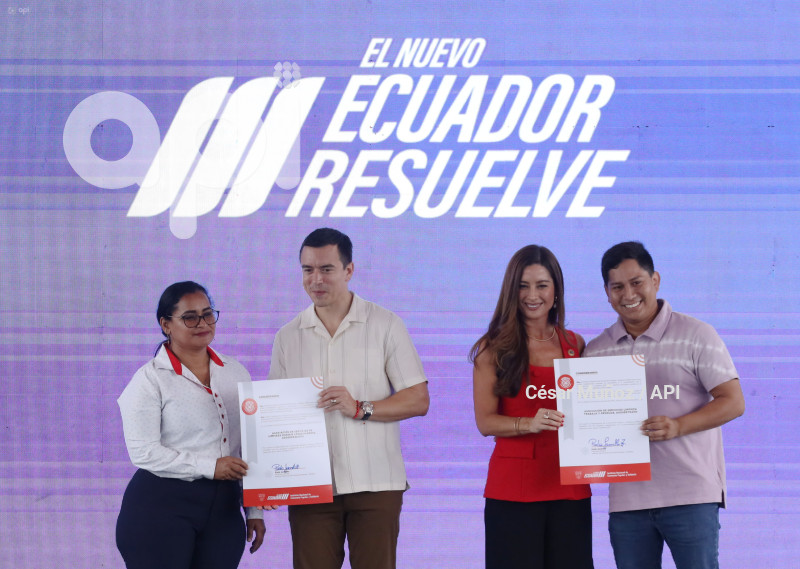 GYE-NOBOA ENTREGA CHEQUE IEPS