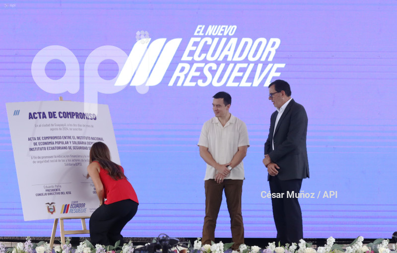 GYE-NOBOA ENTREGA CHEQUE IEPS