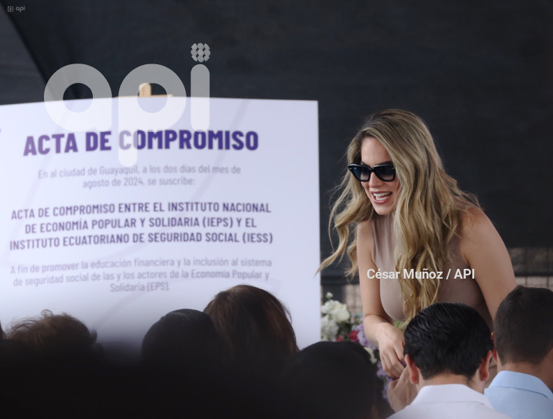 GYE-NOBOA ENTREGA CHEQUE IEPS