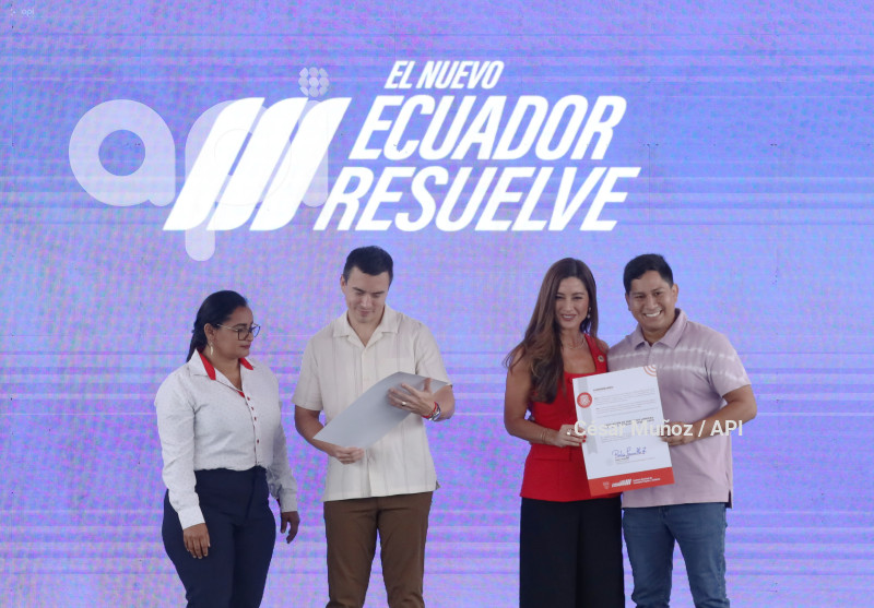 GYE-NOBOA ENTREGA CHEQUE IEPS