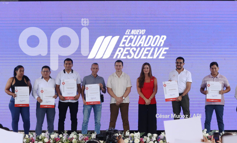 GYE-NOBOA ENTREGA CHEQUE IEPS