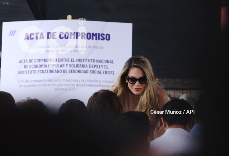 GYE-NOBOA ENTREGA CHEQUE IEPS
