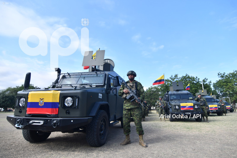 PORTOVIEJO-DANIEL-NOBOA-VEHICULOS-MILITARES