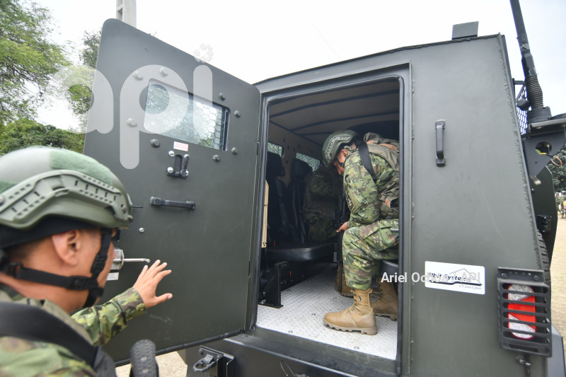 PORTOVIEJO-DANIEL-NOBOA-VEHICULOS-MILITARES