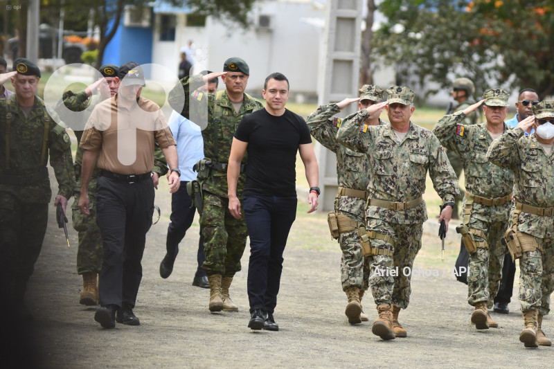 PORTOVIEJO-DANIEL-NOBOA-VEHICULOS-MILITARES