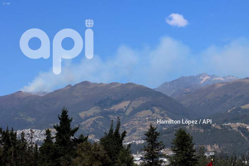 UIO-INCENDIO-LADERAS-PICHINCHA