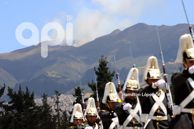 UIO-INCENDIO-LADERAS-PICHINCHA