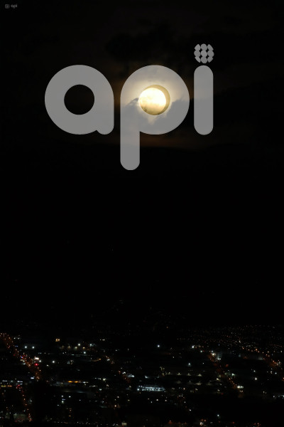UIO-SUPERLUNA-LUNA-AZUL