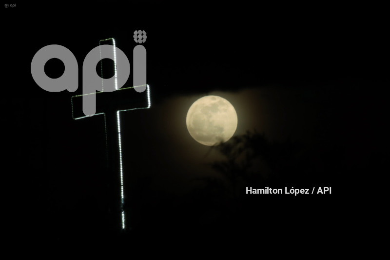UIO-SUPERLUNA-LUNA-AZUL