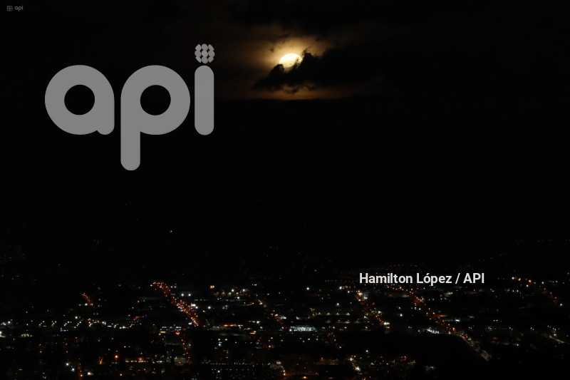 UIO-SUPERLUNA-LUNA-AZUL