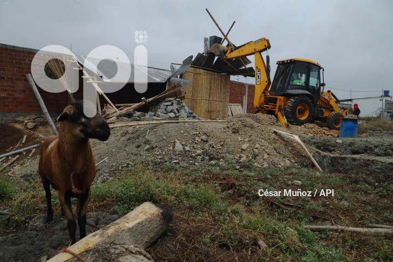 GYE-LA DELIA-DESTRUCCION CASAS