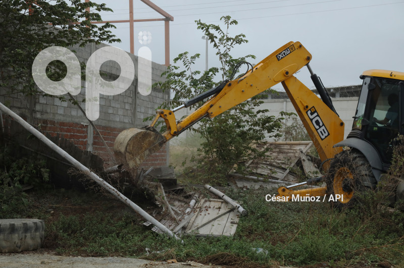 GYE-LA DELIA-DESTRUCCION CASAS