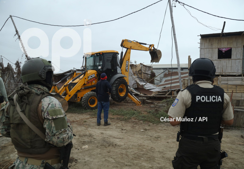 GYE-LA DELIA-DESTRUCCION CASAS