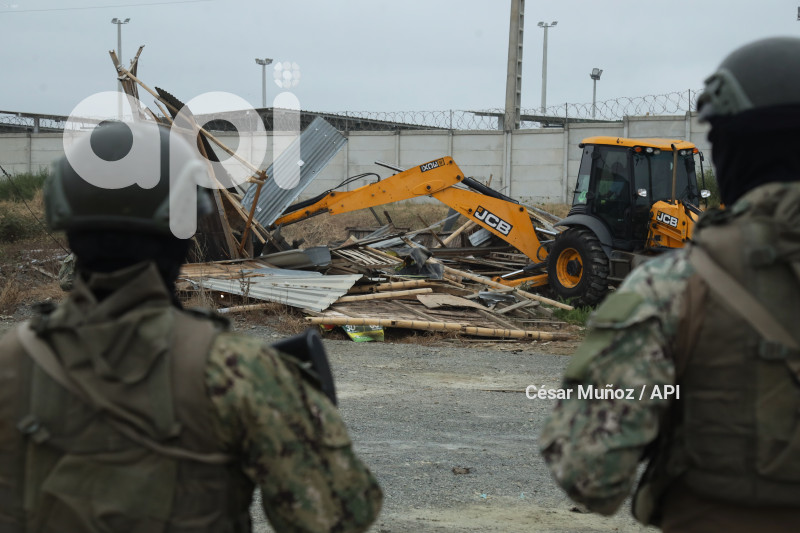 GYE-LA DELIA-DESTRUCCION CASAS