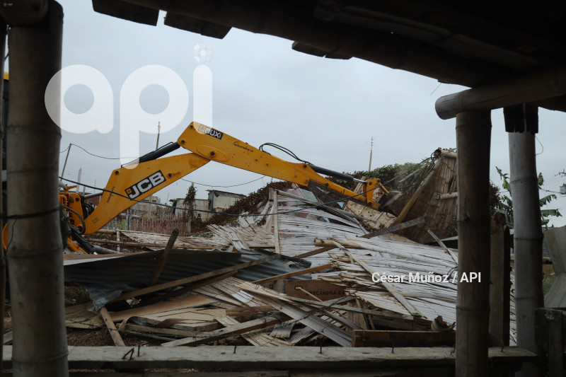 GYE-LA DELIA-DESTRUCCION CASAS