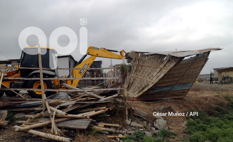 GYE-LA DELIA-DESTRUCCION CASAS