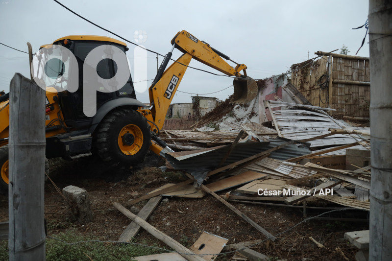 GYE-LA DELIA-DESTRUCCION CASAS