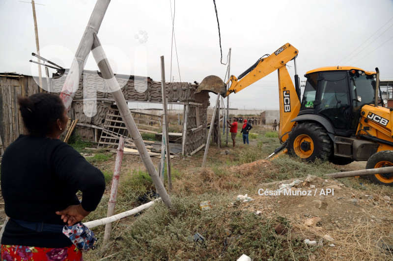 GYE-LA DELIA-DESTRUCCION CASAS