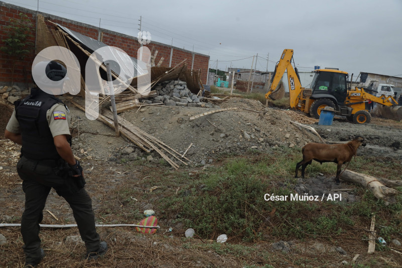 GYE-LA DELIA-DESTRUCCION CASAS
