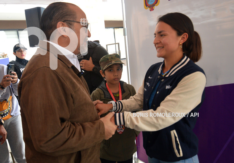 CUENCA-ENTREGA CASA-GLENDA MOREJON MEDALLISTA