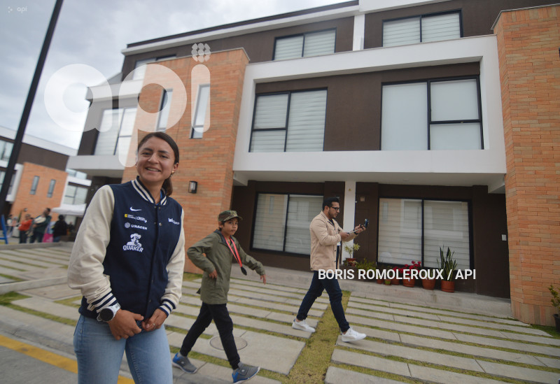 CUENCA-ENTREGA CASA-GLENDA MOREJON MEDALLISTA