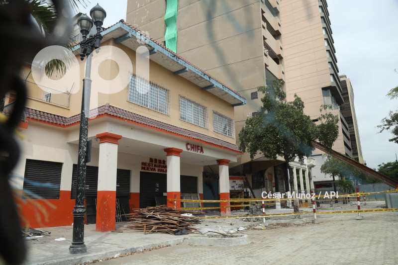 GYE-DEMOLICION EDIFICIO FANTASIA