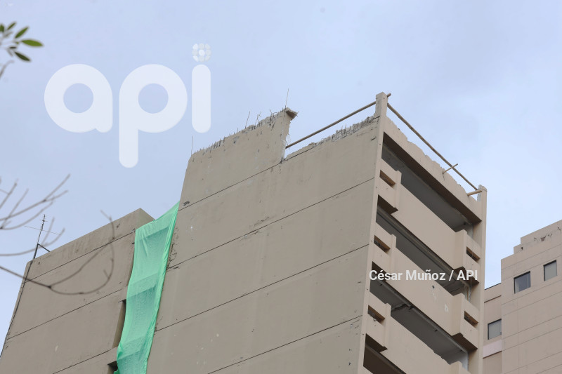 GYE-DEMOLICION EDIFICIO FANTASIA
