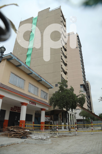 GYE-DEMOLICION EDIFICIO FANTASIA