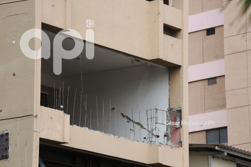 GYE-DEMOLICION EDIFICIO FANTASIA
