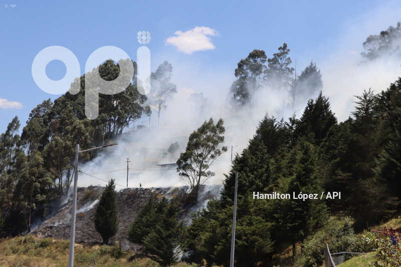 UIO-INCENDIO-CIMA-LIBERTAD