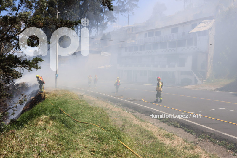 UIO-INCENDIO-CIMA-LIBERTAD